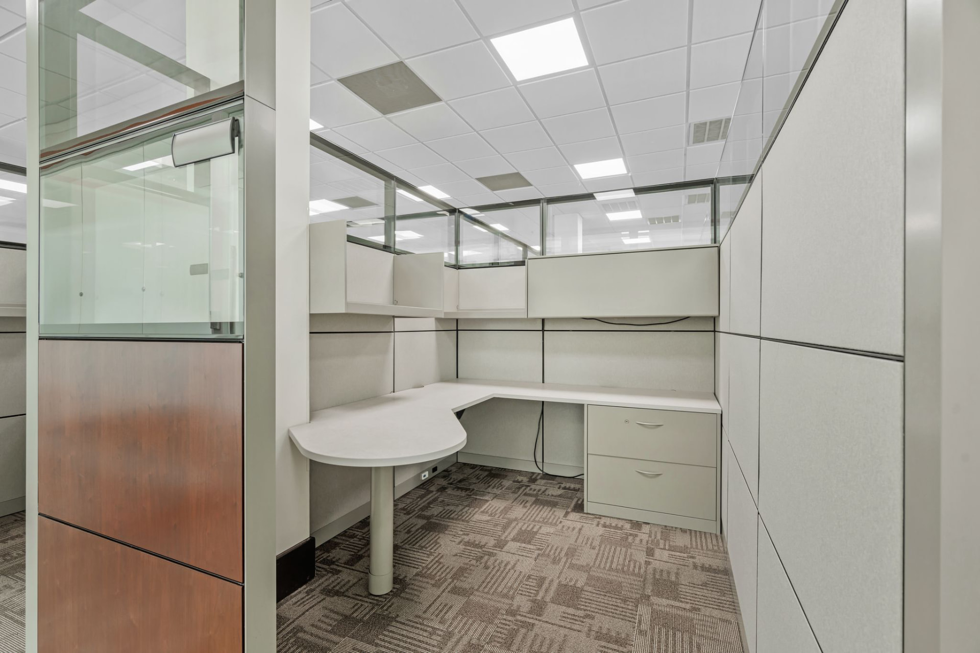 Individual workstation with L-desk
