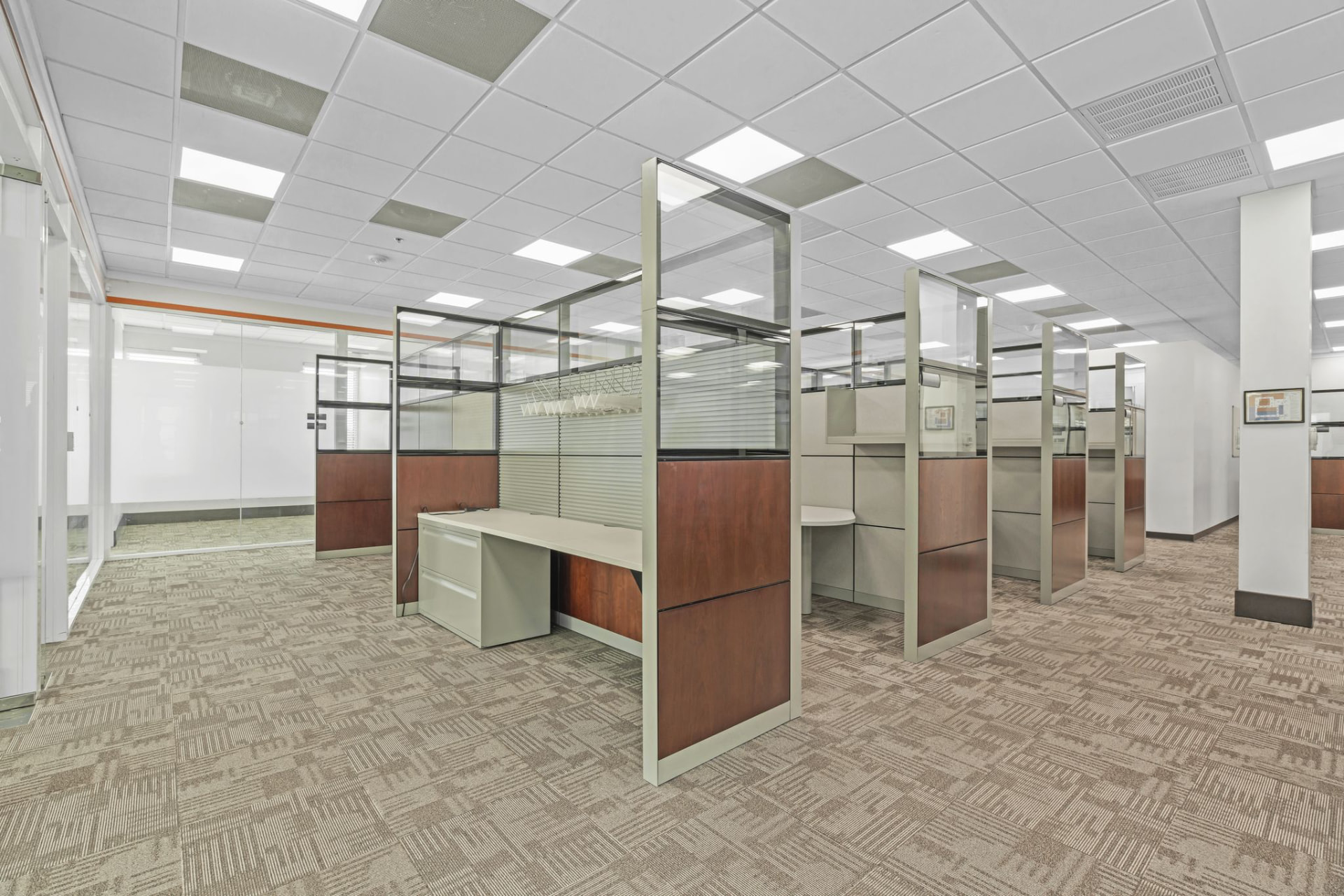 Workstation bay with desks